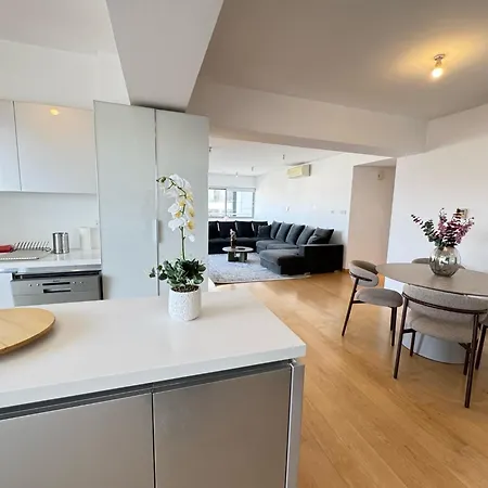 In - Spacious Balcony Apartman